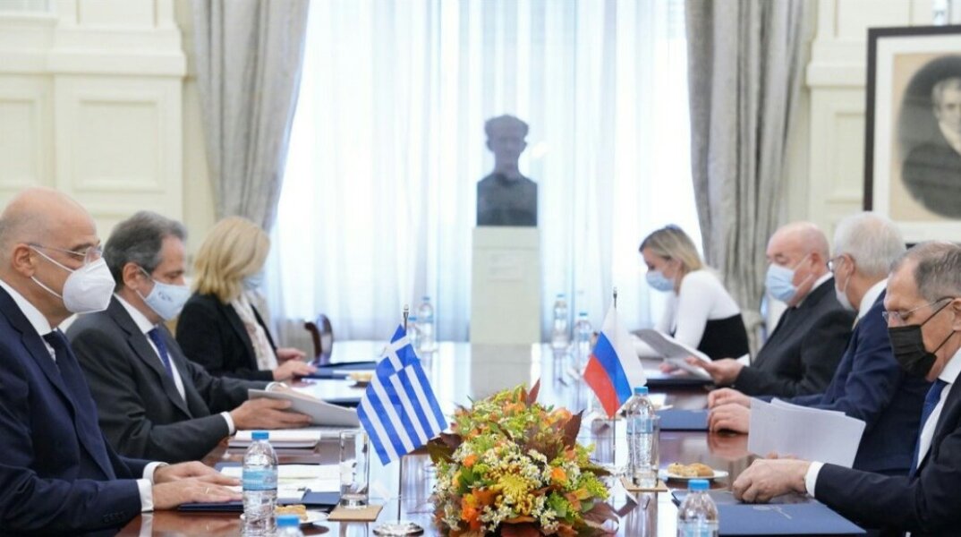 Ο υπουργός Εξωτερικών, Νίκος Δένδιας, με τον Ρώσο ομόλογό του