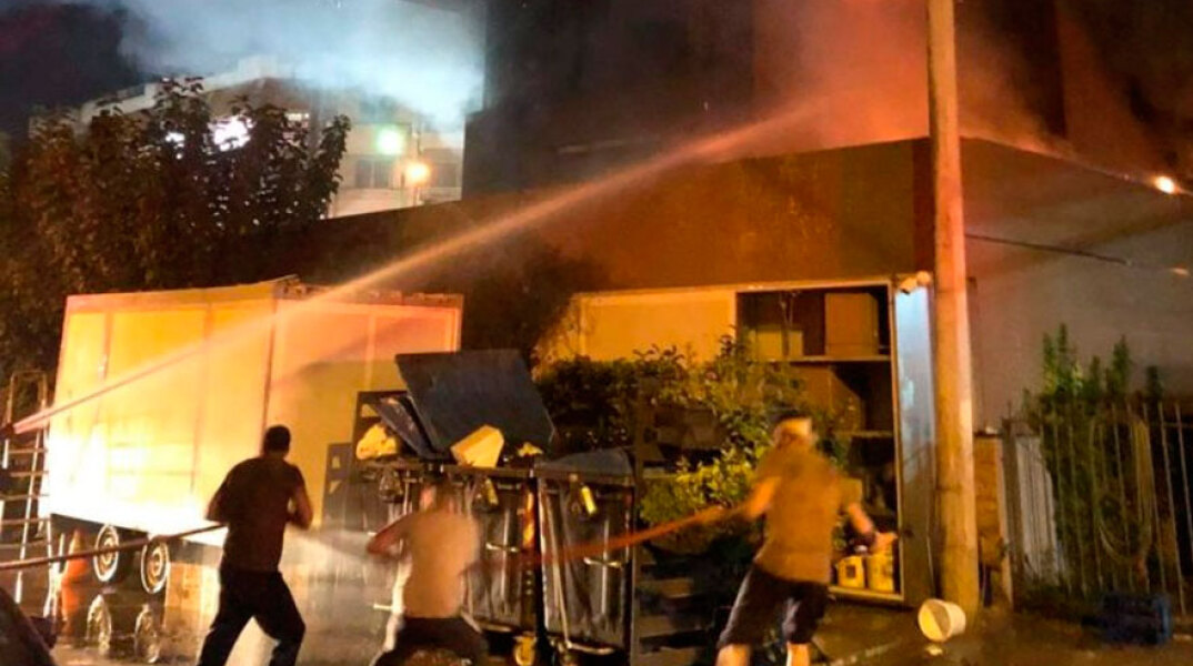 Στις φλόγες γνωστό εστιατόριο στο Παλαιό Φάληρο