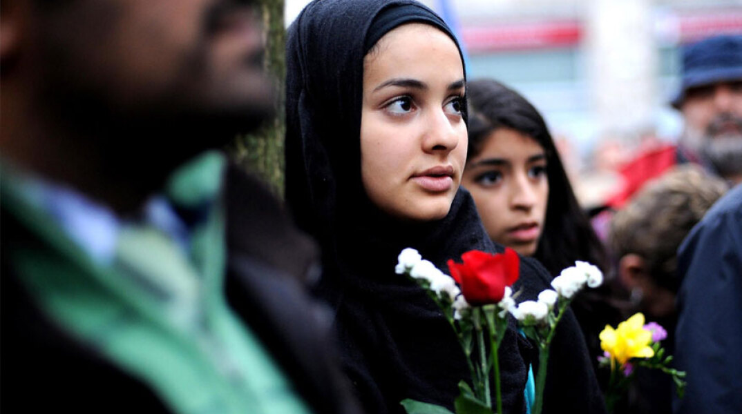 Μουσουλμάνα σε συγκέντρωση στο Παρίσι