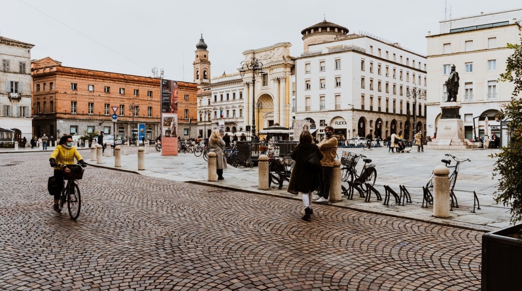 Πολίτες με μάσκα στους δρόμους της Ιταλίας