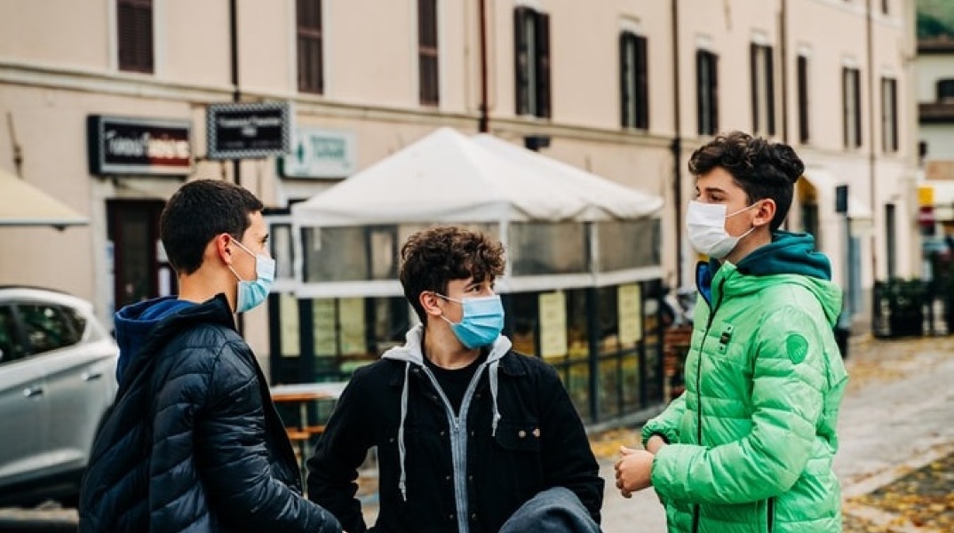 Παιδιά με μάσκες στην Ιταλία