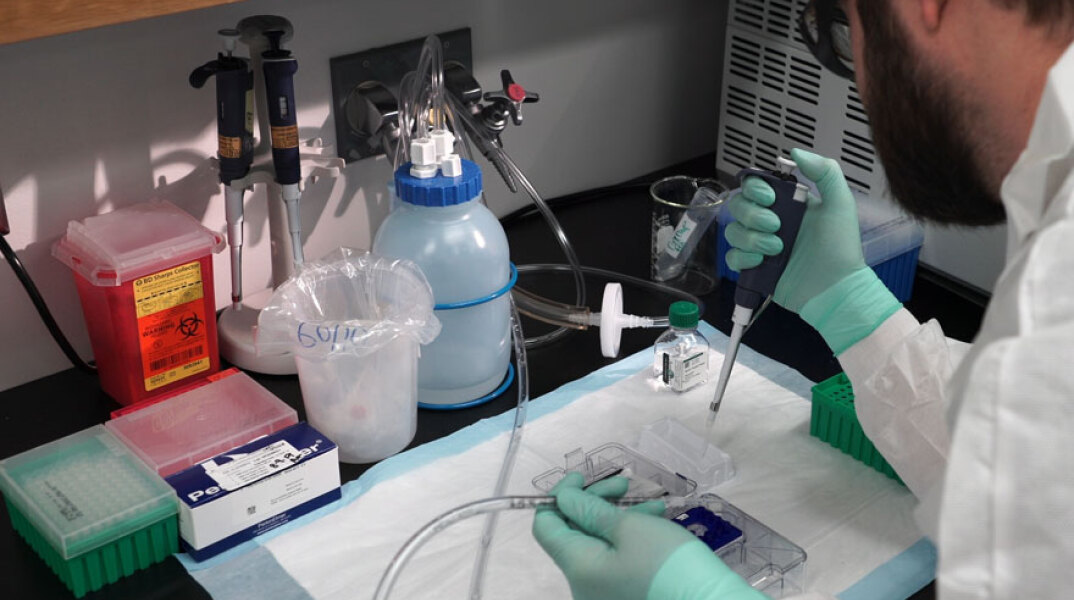 Ερευνητής σε εργαστήριο κάνει αναλύσεις για το εμβόλιο του κορωνοϊού