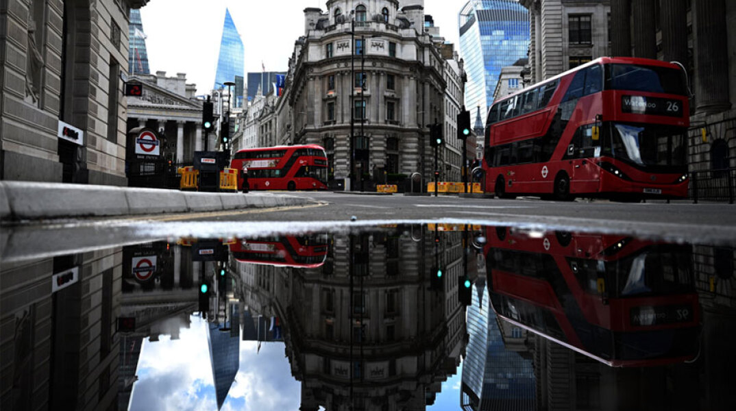Εικόνα από το Λονδίνο με τα χαρακτηριστικά κόκκινα αστικά λεωφορεία