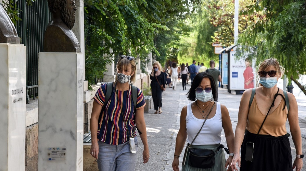 Πολίτες με μάσκα στο κέντρο της Αθήνας 