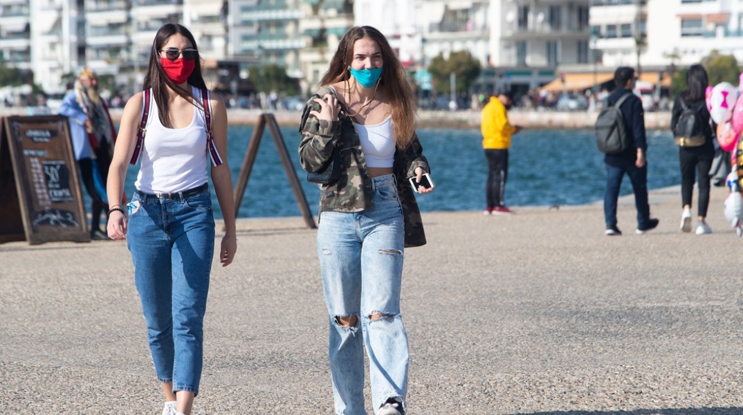 Πολίτες με μάσκα στην παραλία της Θεσσαλονίκης