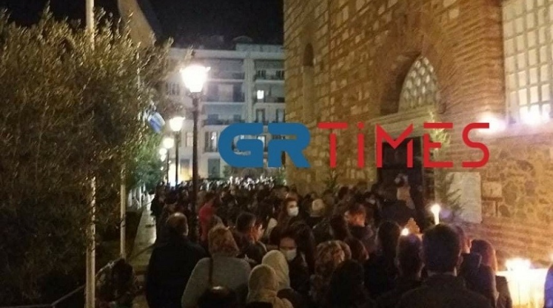 Μεγάλος συνωστισμός έξω από τον Άγιο Δημήτριο