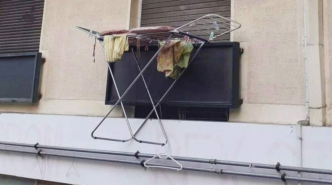 Κρεμάστρα με πόδια στερεωμένη στον αέρα έξω από παράθυρο