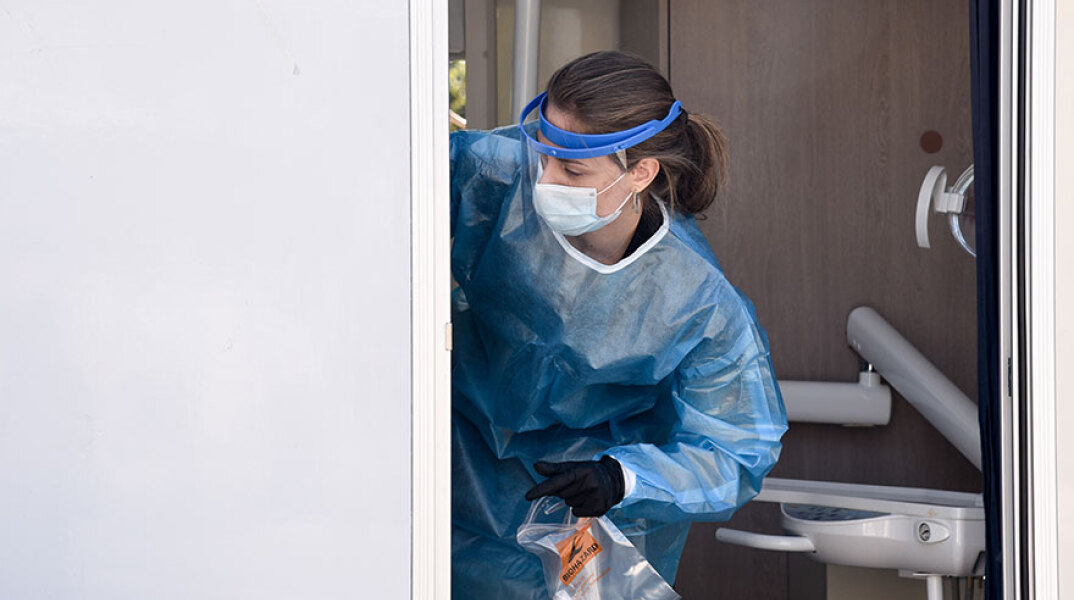 Εργαζόμενη σε κλιμάκιο του ΕΟΔΥ που διενεργεί rapid tests