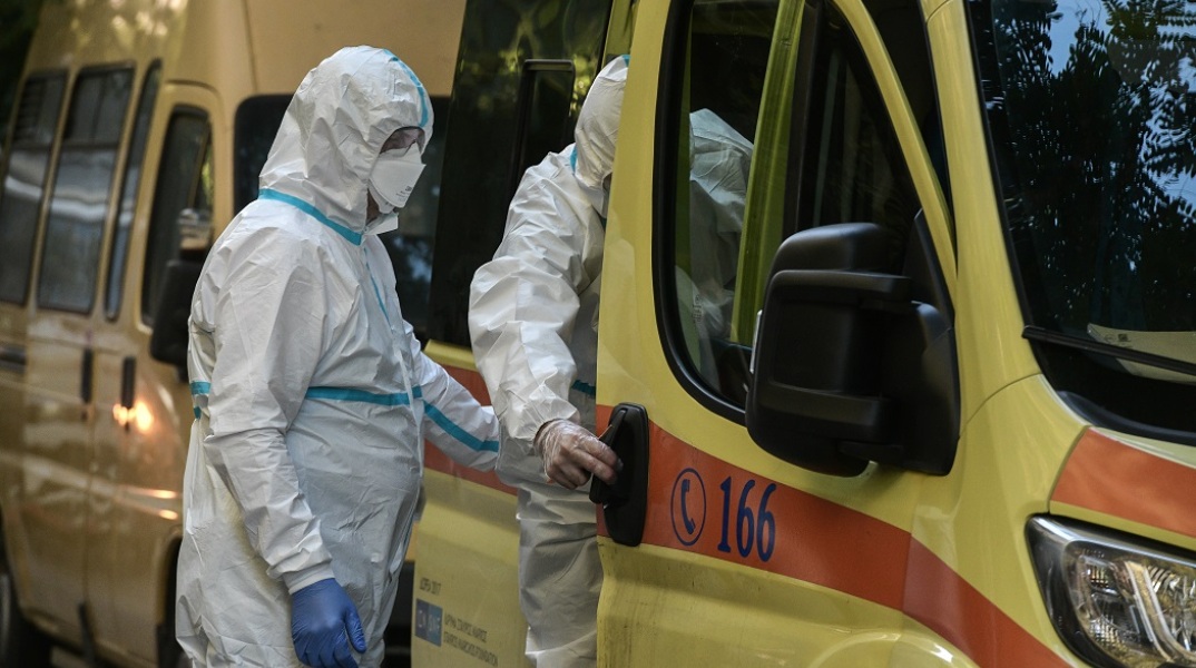 Μεταφορά ατόμων θετικών στον κορωνοϊό με ασθενοφόρο