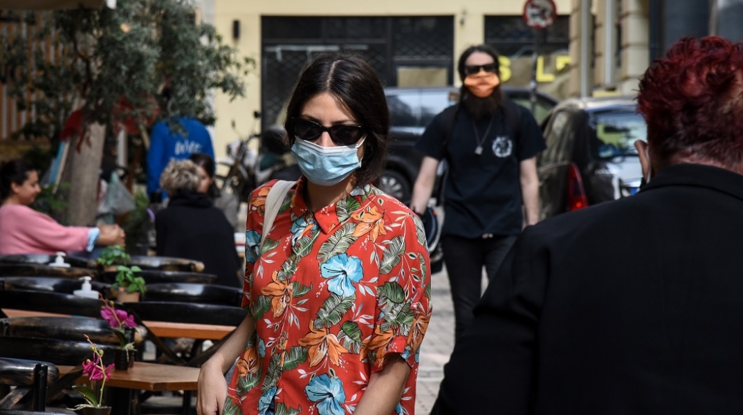 Πολίτες με μάσκα στο κέντρο της Αθήνας 