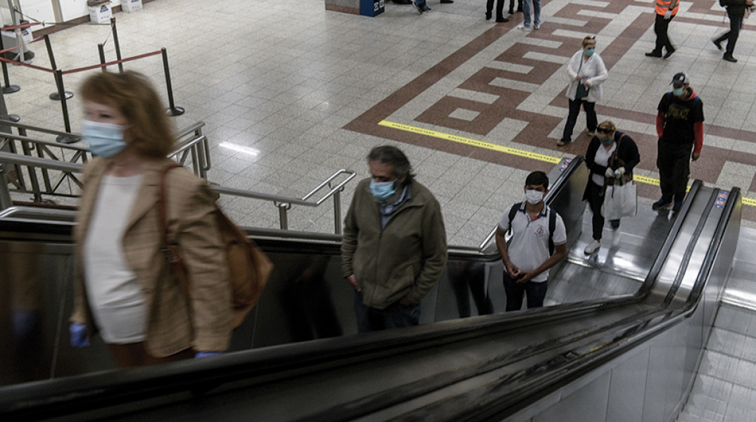 Άνθρωποι στο μετρό με μάσκα λόγω covid-19