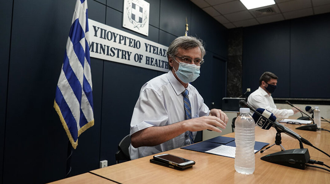 Ο Σωτήρης Τσιόδρας επέστρεψε στη live ενημέρωση για τον κορωνοϊό