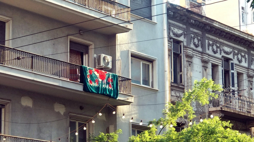 Athens Laundry – Bougada: Εννέα καλλιτέχνες αφήνουν τα έργα τους να φωτογραφηθούν σαν άλλες μπουγάδες σε μπαλκόνια του αθηναϊκού κέντρου