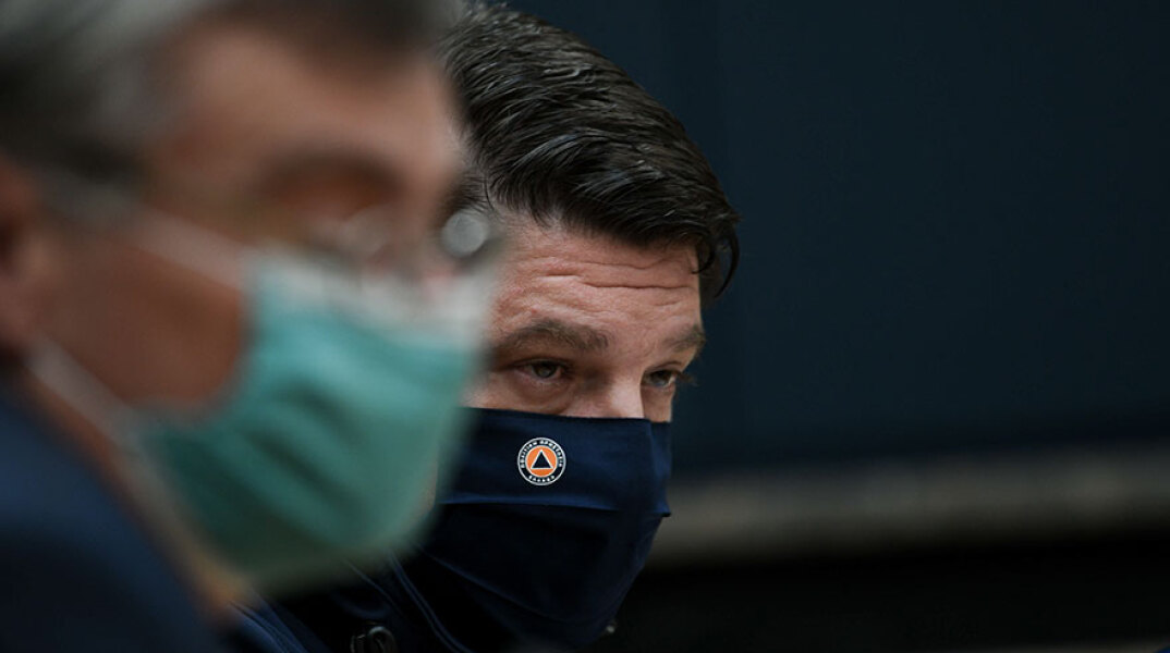 Ο Νίκος Χαρδαλιάς με μάσκα για τον κορωνοϊό, μαζί με τον Σωτήρη Τσιόδρα