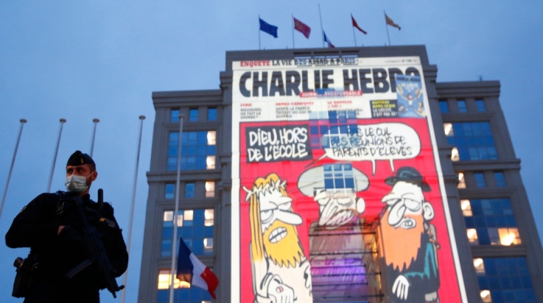 Σκίτσα του Charlie Hebdo σε δημόσια κτίρια στη Γαλλία