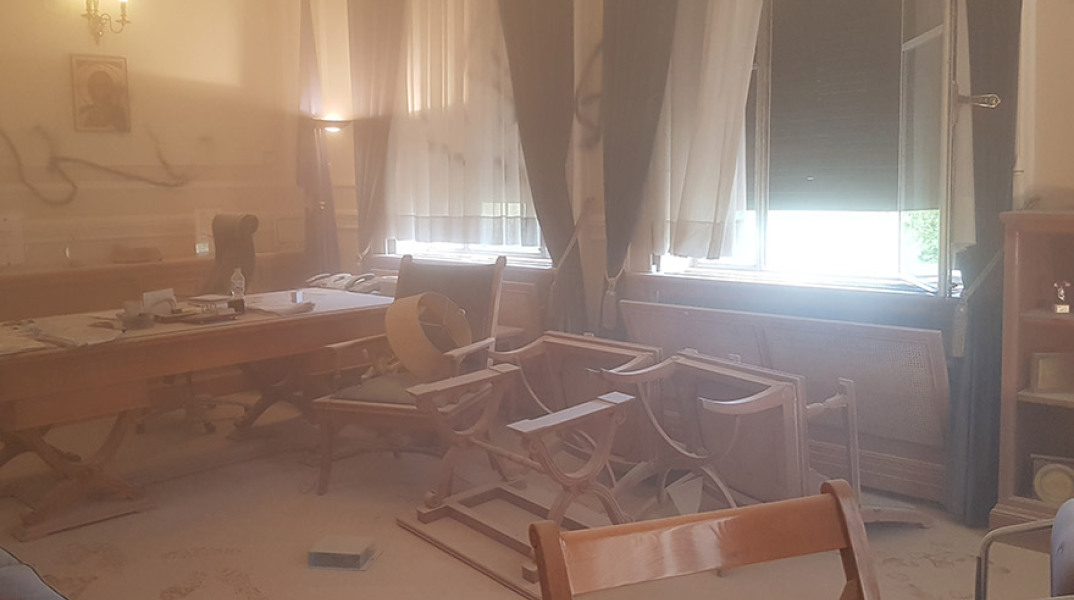 Επίθεση κουκουλοφόρων στο γραφείο του πρύτανη του ΟΠΑ