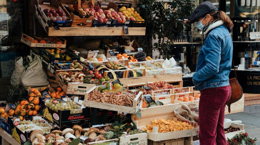 Πολίτες με μάσκα στην Ιταλία 