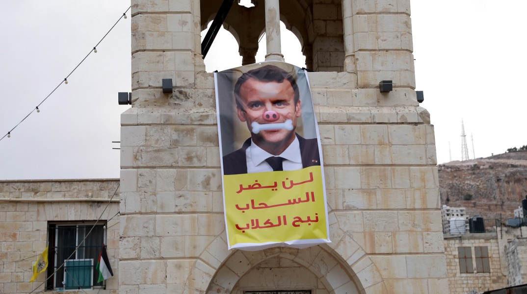 Αφίσα εναντίον του Εμανουέλ Μακρόν