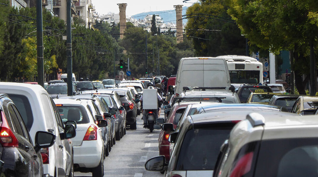 Μποτιλιάρισμα στη λεωφόρο Συγγρού - Η μάσκα για τον κορωνοϊό είναι υποχρεωτική στο ΙΧ όταν βρίσκονται σε αυτό δύο αδέλφια