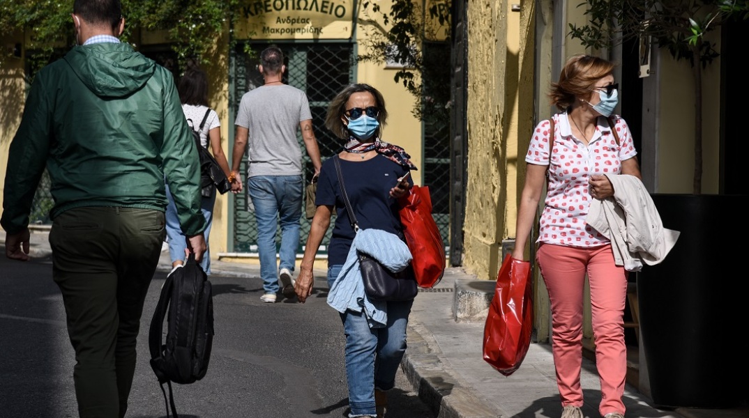 Πολίτες με μάσκα στο κέντρο της Αθήνας 