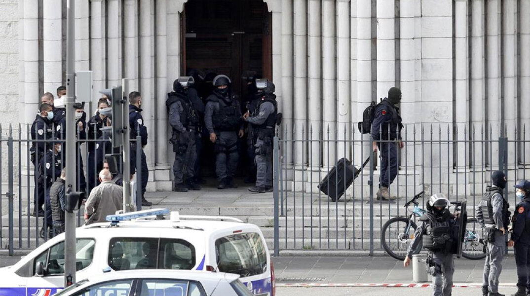 Αστυνομικοί στην είσοδο του καθεδρικού ναού στη Νίκαια της Γαλλίας όπου σημειώθηκε η τρομοκρατική επίθεση