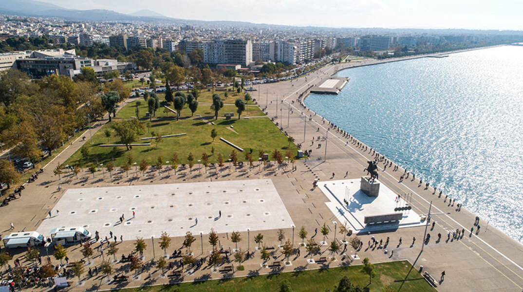 Ούρες πολιτών για rapid test στη Νέα Παραλία Θεσσαλονίκης στο ύψος του αγάλματος του Μεγάλου Αλεξάνδρου