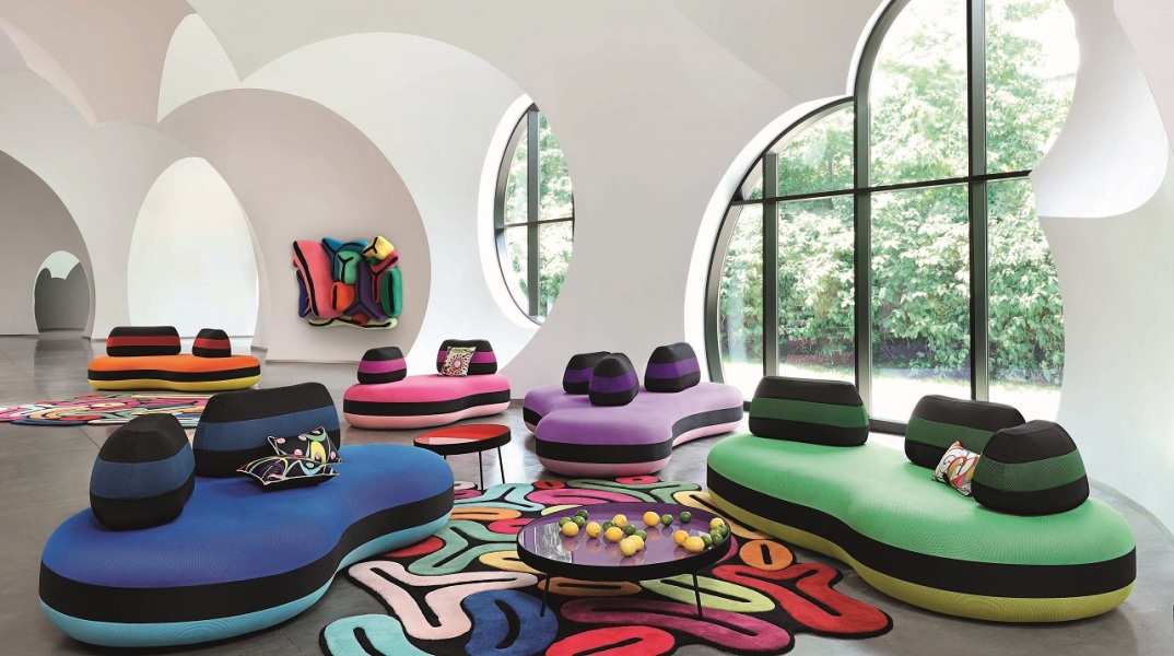 Χώρος με χρωματιστούς καναπέδες με καμπύλες και έντονα χρώματα, μπλε, πράσινο, μωβ, ροζ, πορτοκαλί