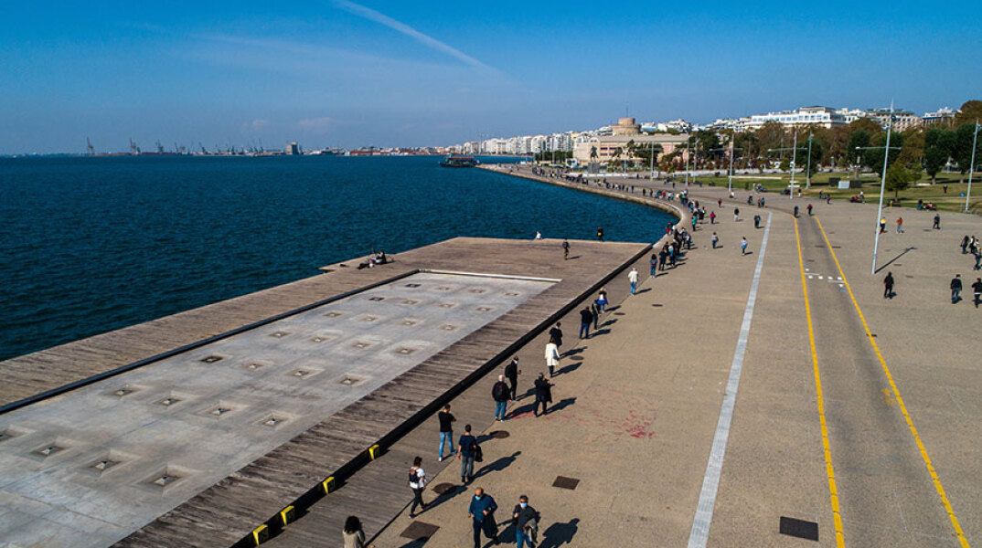 Κορωνοϊός στη Θεσσαλονίκη: Πολίτες περιμένουν στην ουρά για να κάνουν rapid test