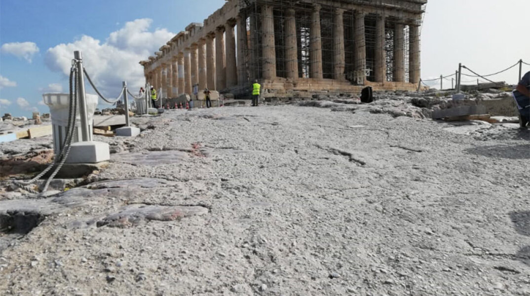 Ο Παρθενώνας στην Ακρόπολη - Ο χρόνος και τα εκατομμύρια τουριστών έχουν αφήσει το αποτύπωμά τους στη διαδρομή που οδηγεί στο μνημείο