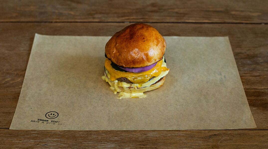 To μοναδικό burger που θα βρεις στο delivery menu του Lost Athens