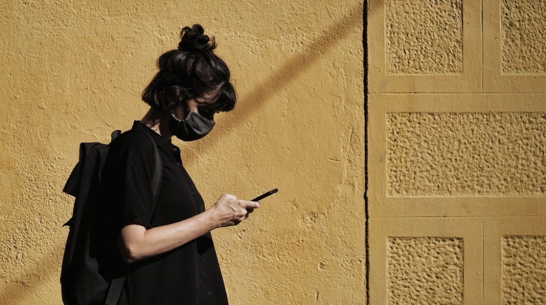 Γυναίκα με μάσκα σε δρόμο της Ισπανίας