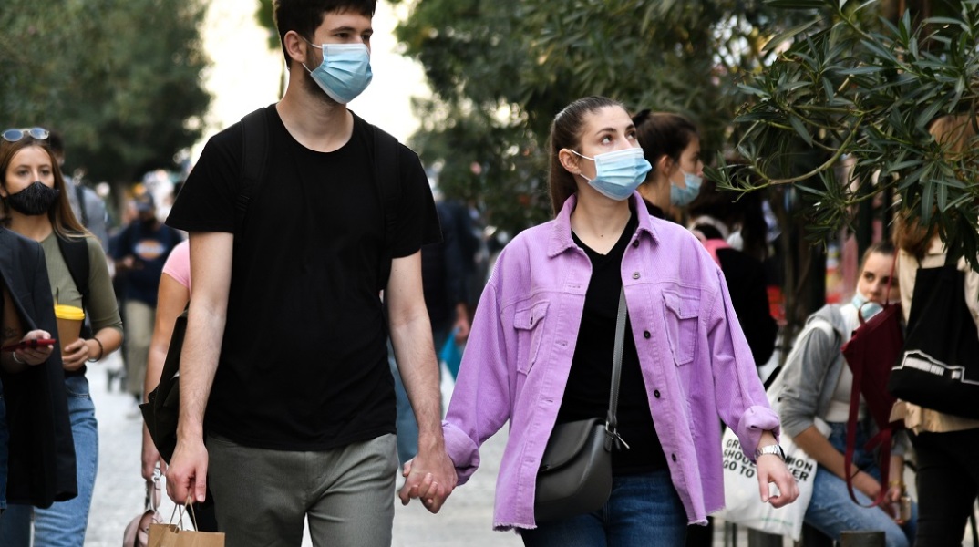Πολίτες με μάσκα στο κέντρο της Αθήνας 