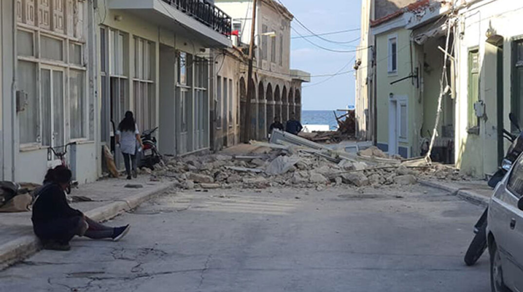 Φονικός σεισμός στη Σάμο - Καταστροφές σε δρόμο στο Καρλόβασι