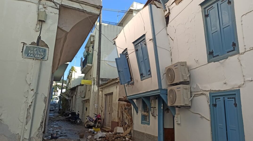Ζημιές σε κτίρια από τον σεισμό στη Σάμο