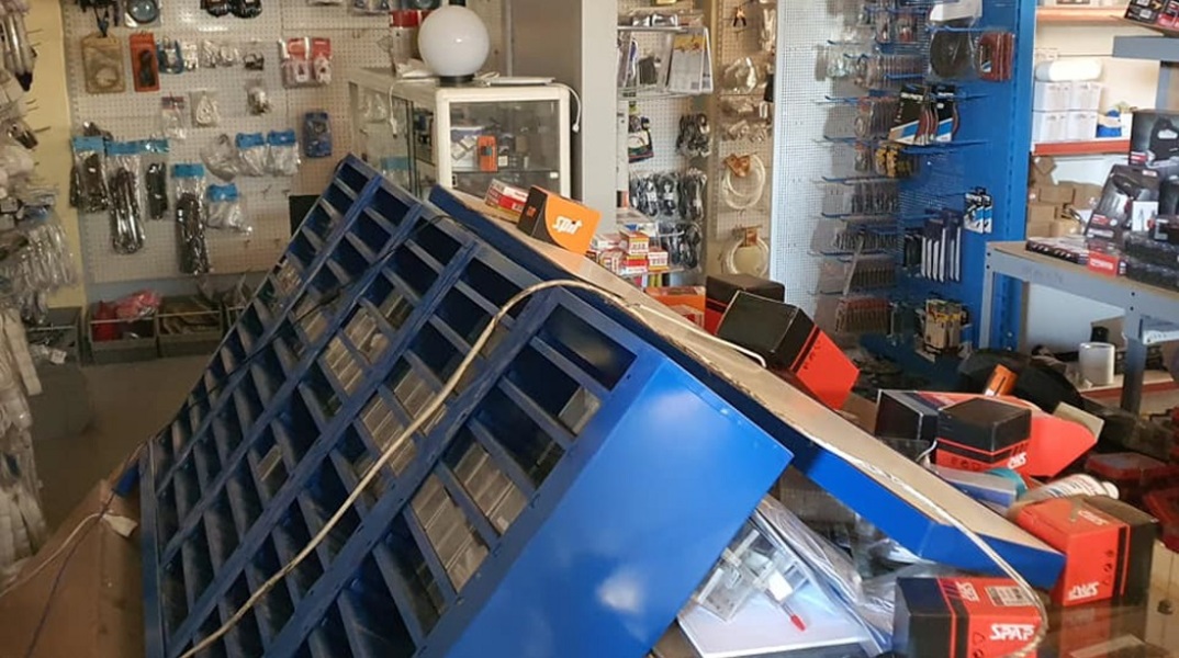 Στιγμιότυπο από τις ζημιές σε κατάστημα μετά τον σεισμό στη Σάμο