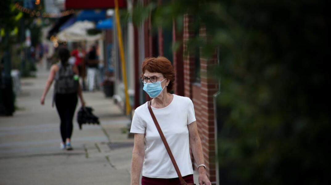 Γυναίκα με μάσκα στους δρόμους των ΗΠΑ