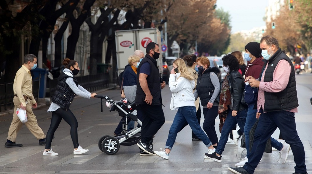Πολίτες με μάσκα στο κέντρο της Θεσσαλονίκης