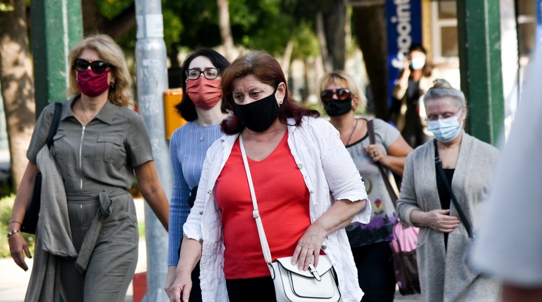 Πολίτες με μάσκα στο κέντρο της Αθήνας 