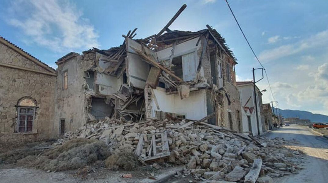 Κατεστραμμένο κτίριο στη Σάμο μετά τον φονικό σεισμό