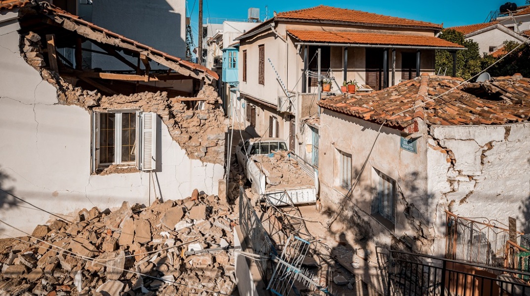 Κατεστραμμένα σπίτια από τον σεισμό στη Σάμο