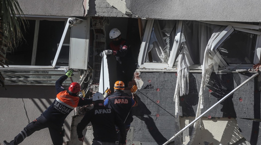 Έρευνες στα συντρίμμια για τον εντοπισμό επιζώντων στη Σμύρνη 