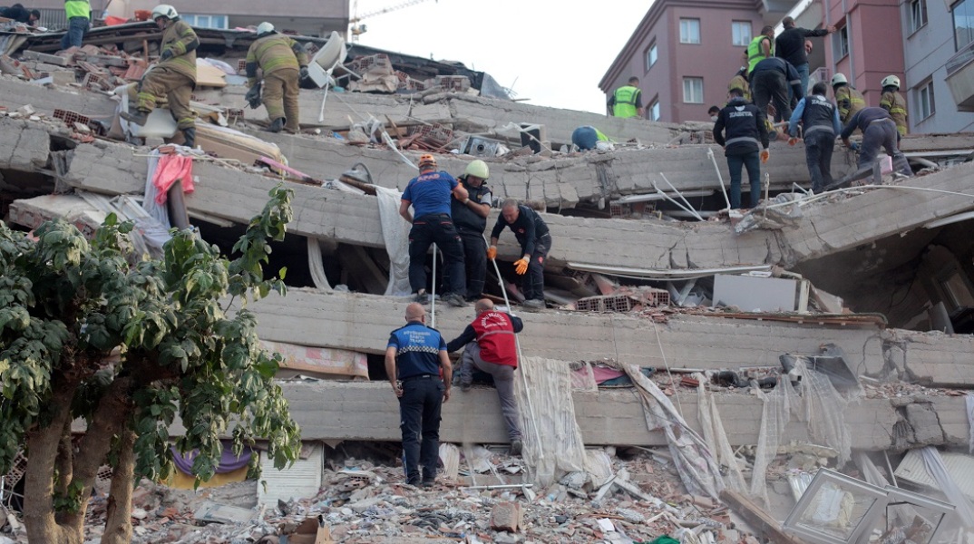Νεκροί και καταστροφές από τον σεισμό στη Σμύρνη 