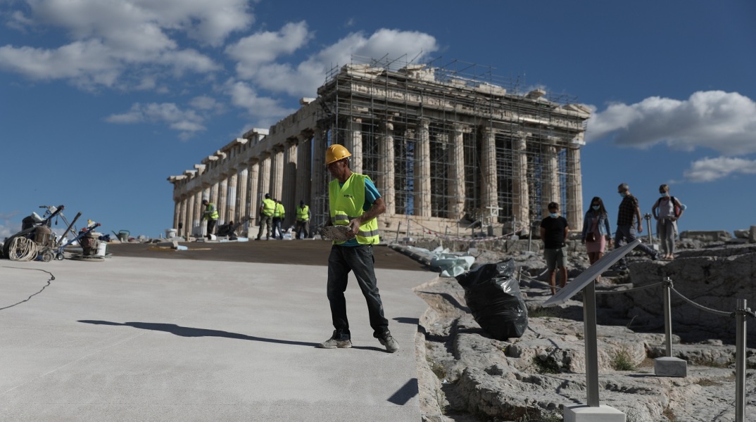 Τα πραγματικά δεδομένα για τις διαδρομές ΑμεΑ στον Ιερό Βράχο της Ακρόπολης δίνονται σε ανακοίνωση του υπουργείου Πολιτισμού