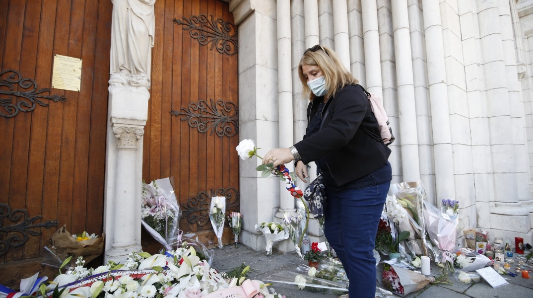 Υπό κράτηση έχουν τεθεί έξι ύποπτοι για τη φονική επίθεση με μαχαίρι στη Νοτρ Νταμ της Νίκαιας, συνεχίζονται οι έρευνες των γαλλικών αρχών