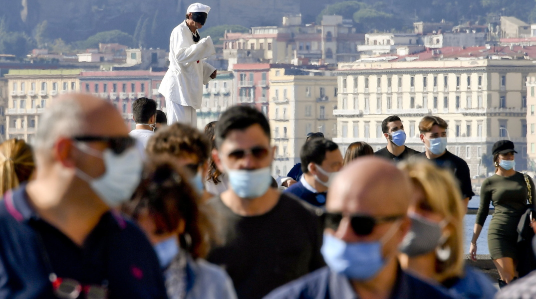 Νέα μέτρα αναμένεται να ανακοινωθούν από την κυβέρνηση του Τζουζέπε Κόντε στην Ιταλία, όπου σήμερα καταγράφηκαν 29.907 κρούσματα κορωνοϊού 