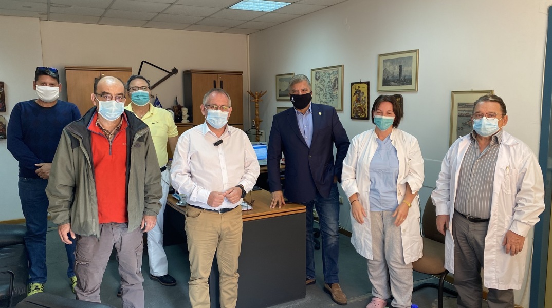 Συναντήσεις με το ιατρικό και νοσηλευτικό προσωπικό, καθώς και με τις διοικήσεις του νοσοκομείου και του Ι.Σ. Σάμου είχε σήμερα ο περιφερειάρχης Αττικής