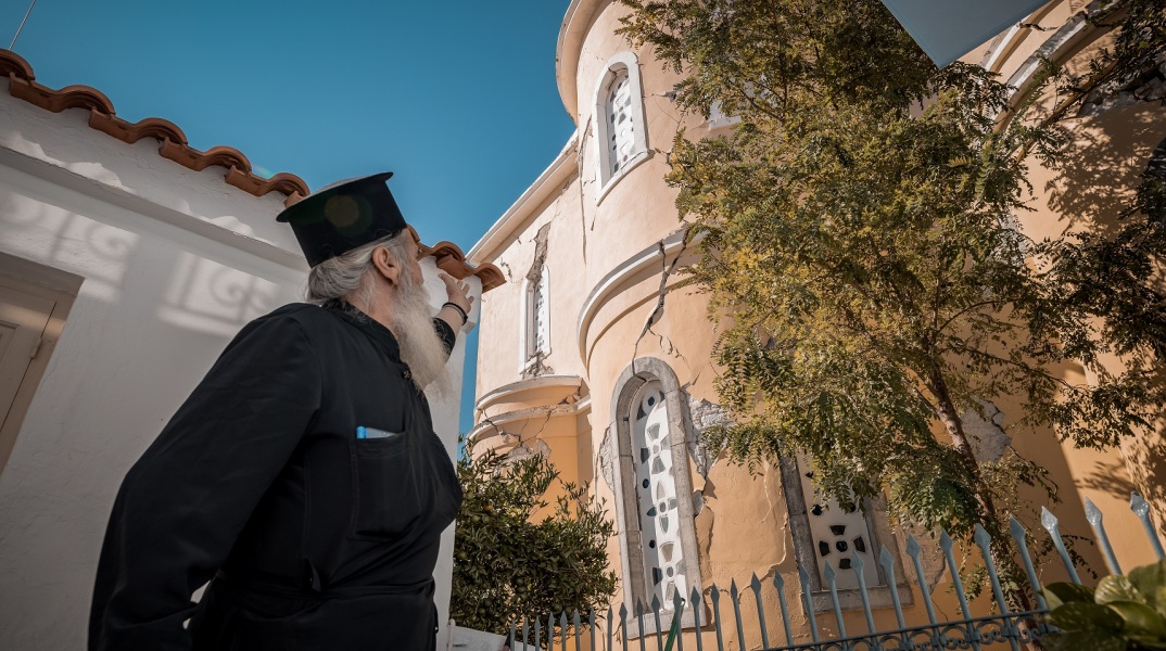 Τελέστηκε σήμερα στη Σάμο η κηδεία της 15χρονης Κλαίρης, που έχασε τη ζωή της μαζί με τον 17χρονο Άρη μετά τον σεισμό των 6,7 Ρίχτερ που έπληξε το νησί