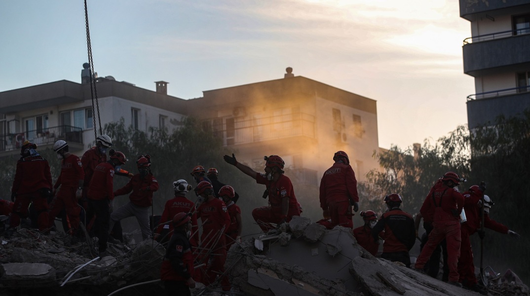 Τουρκία - σεισμός: Τουλάχιστον 62 οι νεκροί, 940 οι τραυματίες στη Σμύρνη και τα περίχωρά της, ενώ συνεχίζονται οι επιχειρήσεις διάσωσης