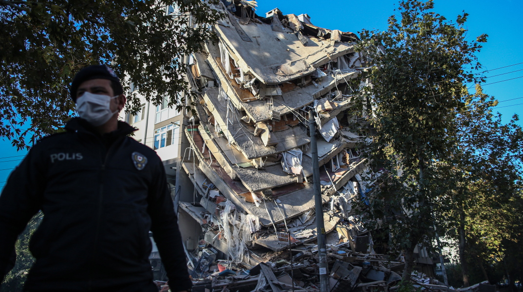 Για 33 ώρες παρέμεινε παγιδευμένος μετά τον ισχυρό σεισμό στο Αιγαίο 70χρονος άνδρας, ο οποίος ανασύρθηκε σώος από τα ερείπια στη δυτική Τουρκία