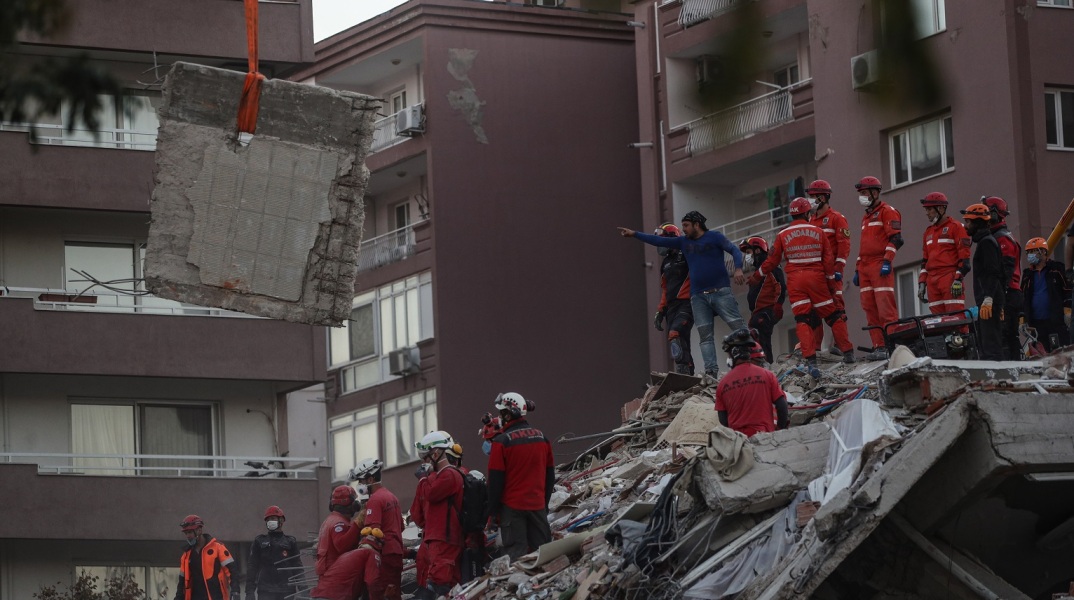 42 νεκροί, σχεδόν 900 τραυματίες εξαιτίας του σεισμού της Παρασκευής που συγκλόνισε την Τουρκία – Συνεχίζεται η μάχη των διασωστών στα συντρίμμια